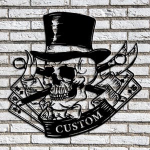 Totenkopf & kartenförmiges Schild | Metallschild im dunklen Stil | Dunkle Kunst Wanddekor | Bar Rock Dekoration | Personalisiertes Schädelschild | 20-24 cm