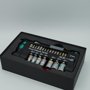 Può includere: Un set nero Tool-Check PLUS con varie punte e bussole. Il set include un manico a cricchetto e più bussole colorate. Il testo "Tool-Check PLUS" è visibile sulla custodia nera. Il set è ben organizzato in un inserto in schiuma nero.
