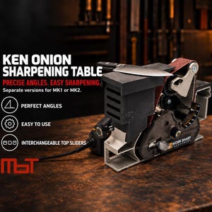 Peut inclure: Une table d'affûtage Ken Onion pour aiguiseurs de couteaux avec un boîtier noir, un mécanisme à bande et une base en métal. Le texte sur l'image indique : KEN ONION SHARPENING TABLE, PRECISE ANGLES. EASY SHARPENING. Separate versions for MK1 or MK2.