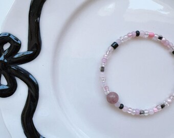 Roze en zwarte kralenarmband – Handgemaakte glaskraalsieraden met roos als middelpunt | Sierlijk esthetisch cadeau