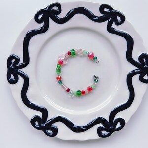 Festliches Weihnachtsperlenarmband - Grüne und Rote Glasperlen