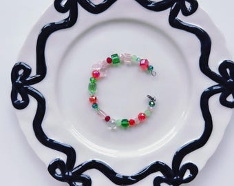 Festliches Weihnachtsperlenarmband - Grüne und Rote Glasperlen