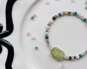 Pulsera de cuentas de vidrio verde hecha a mano: una joya elegante y llamativa