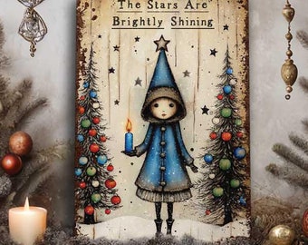 Puede incluir: Un letrero metálico de estilo vintage con el texto "The Stars Are Brightly Shining" presenta una ilustración caprichosa de un niño con abrigo y sombrero azules sosteniendo una vela. El letrero está flanqueado por árboles de Navidad decorados y velas sobre una repisa turquesa desgastada.