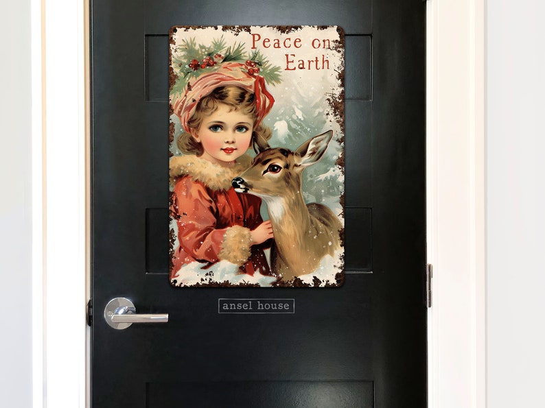 Puede incluir: Un cartel navide&ntilde;o vintage con una ni&ntilde;a joven con un vestido rojo y un cuello de piel blanca sosteniendo un cervatillo. El cartel tiene un aspecto desgastado y oxidado y dice "Peace on Earth".