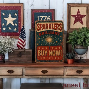 K&ouml;nnte beinhalten: Ein Schild im Vintage-Stil mit dem Text "Sparkler's Brilliant Buy Now!" in Rot, Wei&szlig; und Blau. Das Schild ist aus Metall und hat einen Used-Look. Es h&auml;ngt an einer wei&szlig;en Wand mit anderen dekorativen Schildern.