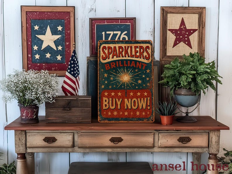 K&ouml;nnte beinhalten: Ein Schild im Vintage-Stil mit dem Text "Sparkler's Brilliant Buy Now!" in Rot, Wei&szlig; und Blau. Das Schild ist aus Metall und hat einen Used-Look. Es h&auml;ngt an einer wei&szlig;en Wand mit anderen dekorativen Schildern.