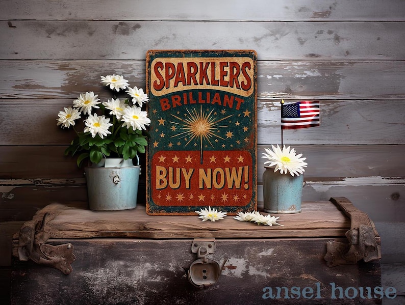 K&ouml;nnte beinhalten: Ein Vintage-Schild aus Metall in den Farben Rot, Wei&szlig; und Blau. Das Schild tr&auml;gt die Aufschrift "Sparkler's Brilliant Buy Now!" mit einer Feuerwerks-Illustration. Das Schild ist auf einer rustikalen Holzoberfl&auml;che mit wei&szlig;en Blumen in blauen Eimern platziert.