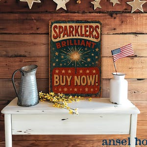 K&ouml;nnte beinhalten: Ein Schild im Vintage-Stil in den Farben Rot, Wei&szlig; und Blau, das f&uuml;r "Sparkler Brilliant Buy Now!" mit einer Feuerwerks-Illustration wirbt. Das Schild h&auml;ngt an einer Holztafelwand mit einem wei&szlig;en Krug und einer Vase mit Blumen davor.