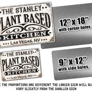 Op de afbeelding: Twee metalen borden met een vintage ontwerp. Het bovenste bord heeft de tekst "The Stanley... Plant Based Kitchen... Las Vegas, NV..." en is 30,5 cm bij 45,7 cm met hoekgaten. Het onderste bord is 22,9 cm bij 30,5 cm met zijgaten.