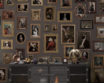 Può includere: Una parete grigio scuro adornata da numerosi ritratti incorniciati con animali antropomorfi vestiti con abiti d'epoca. Sotto l'opera d'arte c'è un mobile in metallo nero con un piano decorativo e un orologio. I ritratti sono in cornici dorate ornate.