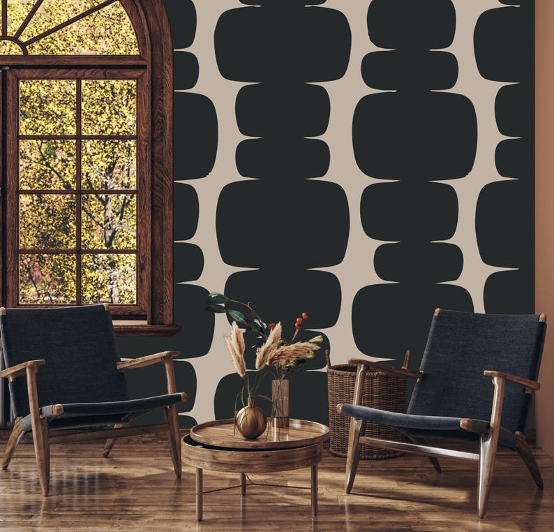 Peut inclure: Deux chaises avec un rev&ecirc;tement bleu fonc&eacute; et des cadres en bois sont plac&eacute;es devant un mur avec un papier peint &agrave; motifs g&eacute;om&eacute;triques. Le papier peint pr&eacute;sente un motif r&eacute;p&eacute;titif de rectangles arrondis noirs sur un fond beige clair.