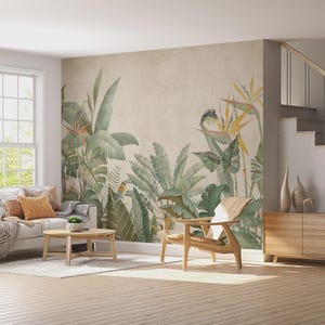 Puede incluir: Un salón con un mural tropical que representa grandes hojas verdes y flores amarillas. La habitación incluye un sofá blanco con cojines, muebles de madera y una alfombra de color claro. Las paredes están pintadas en un tono neutro.