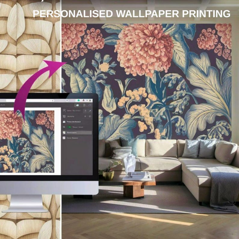 Pu&ograve; includere: Un soggiorno con una carta da parati floreale con grandi fiori rosa e foglie blu-verdi. Il testo "PERSONALISED WALLPAPER PRINTING" &egrave; in alto. Uno schermo di computer mostra il design della carta da parati. Un divano beige e un tavolino di legno sono nella stanza.