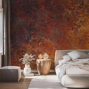 Può includere: Interno camera da letto con letto e parete strutturata. La parete mostra un design astratto nei toni del rosso, arancione e marrone. Un comodino in legno ospita vasi di vetro. Il letto ha testiera e biancheria da letto di colore chiaro.