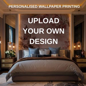 Pu&ograve; includere: Interno di una camera da letto con un letto coperto da un piumino grigio e cuscini. La parete dietro il letto presenta un motivo floreale. Il testo sulla parete recita "UPLOAD YOUR OWN DESIGN" e "STAMPA DI CARTA DA PARATI PERSONALIZZATA".