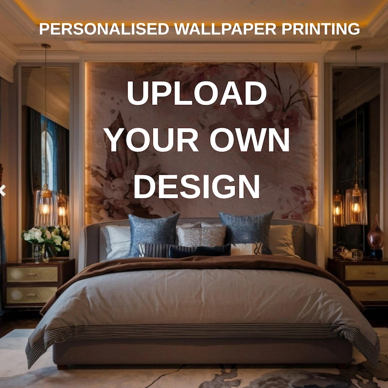 Pu&ograve; includere: Interno di una camera da letto con un letto coperto da un piumino grigio e cuscini. La parete dietro il letto presenta un motivo floreale. Il testo sulla parete recita "UPLOAD YOUR OWN DESIGN" e "STAMPA DI CARTA DA PARATI PERSONALIZZATA".