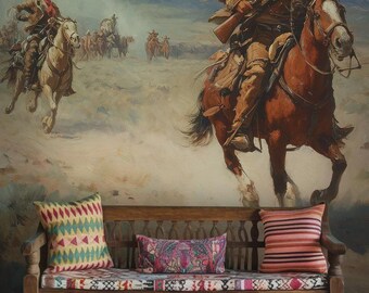 Può includere: Un murale a tema western raffigura cowboy a cavallo, uno dei quali punta un fucile. La scena è ambientata sullo sfondo di un paesaggio desertico. Davanti al murale c'è una panca di legno con cuscini fantasia.