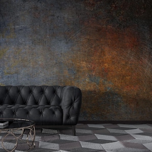 Könnte beinhalten: Ein schwarzes, gepolstertes Ledersofa mit einem niedrigen Couchtisch vor einer strukturierten Wand. Die Wand ist dunkelblau und braun mit einem rostbraunen Farbton. Der Boden ist ein graues und weißes Schachbrettmuster.