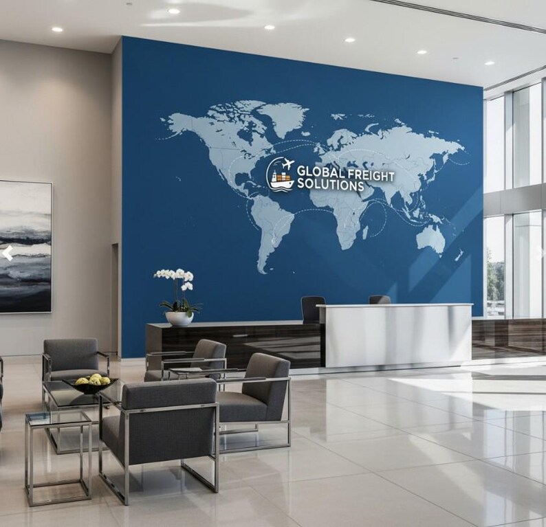 Pu&ograve; includere: Una hall d'ufficio con una grande parete blu con una grafica della mappa del mondo e il testo "GLOBAL FREIGHT SOLUTIONS". La hall comprende poltrone grigie, tavoli in vetro e un banco reception bianco. Il pavimento &egrave; in piastrelle bianche.
