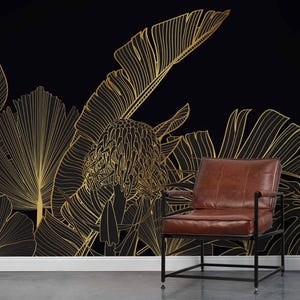 Carta da parati con sfondo nero a strisce dorate della foresta tropicale, carta da parati con dettagli dorati a foglia grande, murale con dettagli dorati, arte della foresta tropicale