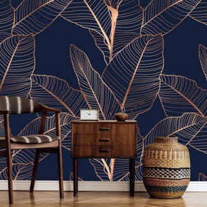 Carta da parati con foglie di bronzo su sfondo blu navy, carta da parati con dettagli di grandi foglie nei toni del blu, murale con dettagli dorati, murale con foresta tropicale blu