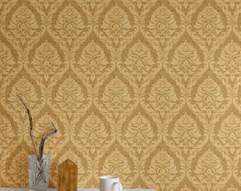 Può includere: Scena di sala da pranzo con tavolo e sedia bianchi davanti a una carta da parati a motivi. La carta da parati presenta un motivo damascato dorato e beige ripetuto. Un vaso trasparente con rami, una casetta di legno e una tazza bianca sono sul tavolo.