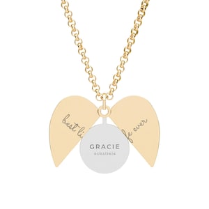 Könnte beinhalten: Eine goldfarbene Halskette mit Kette und Anhänger. Der Anhänger hat ein goldfarbenes Flügeldesign mit den Worten "best life ever" und einen silberfarbenen runden Anhänger mit dem Namen "Gracie" und dem Datum "01/03/2026".