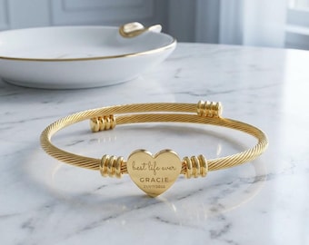 Pulsera con dije de corazón grabable "La mejor vida de mi vida"