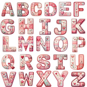 Può includere: Un alfabeto completo di lettere decorative, ciascuna progettata con uno stile patchwork. Le lettere sono principalmente rosa e rosse, con accenti di cuore e floreali. Le lettere sono delineate in un rosso più scuro.