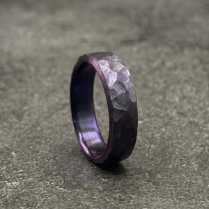 Vigselring för män | Lila anodiserad hamrad ring | Handgjord titanring | Industriell ring | Pojkvänspresent | Rustik finish med sliten finish