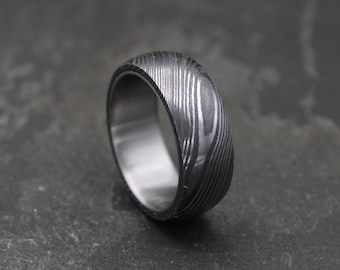 Anillo de acero de Damasco hecho a mano con incrustaciones de titanio - Alianza de boda única