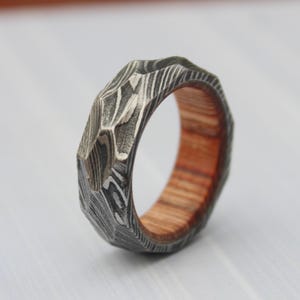 Bague martelée faite main en acier damas : motif torsadé, manche en bois