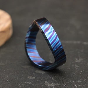 Anillo de Timascus curvo colorido, alianza de boda única para hombre, anillo de promesa de titanio y Damasco, joyería personalizada, regalo de boda para él.
