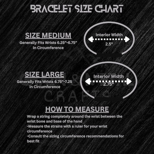 Op de afbeelding: Een armbandmaattabel met de tekst "BRACELET SIZE CHART". De tabel bevat maatadviezen voor middelgrote en grote armbanden, met binnenbreedtematen van 6,35 cm en 6,99 cm. Instructies over hoe de pols te meten zijn ook inbegrepen.