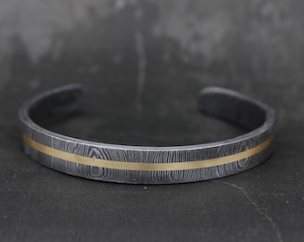 Handgesmeed damaststalen manchetarmband: messing inlegwerk Viking-sieraden