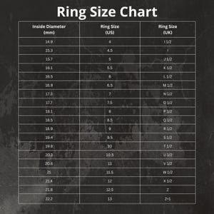 Op de afbeelding: Een ringmatentabel met een donkere achtergrond en witte tekst. De tabel bevat de binnendiameter in millimeters, Amerikaanse ringmaten en Britse ringmaten. De tabel varieert van US maat 4 tot 13, met bijbehorende Britse en mm metingen.