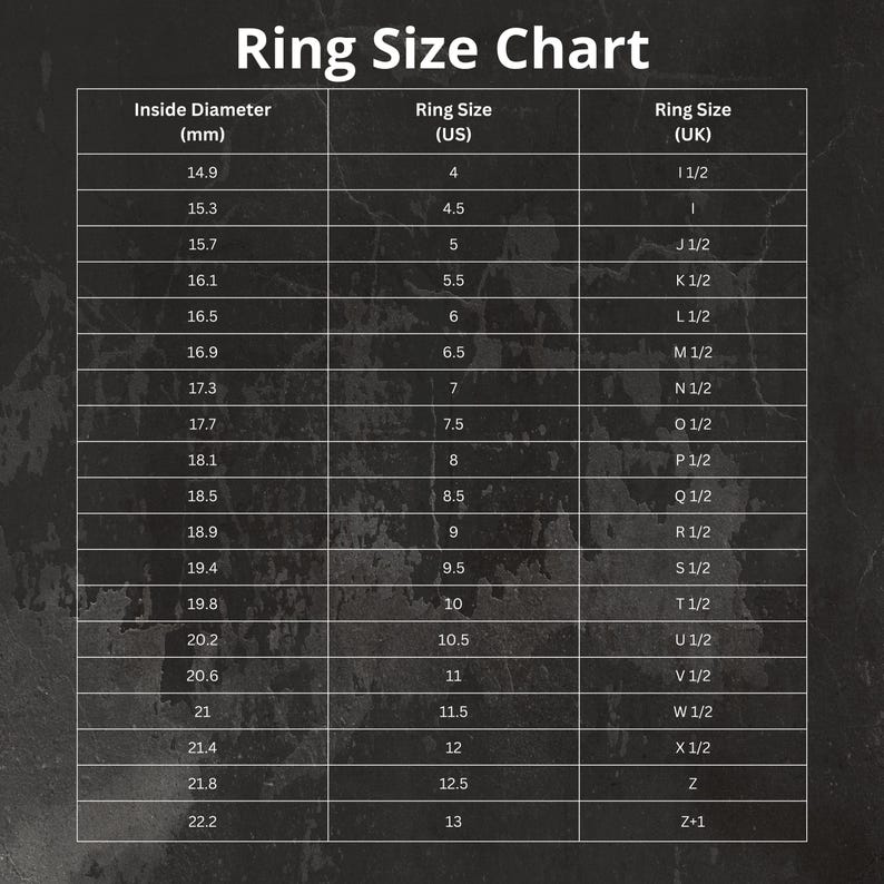 Op de afbeelding: Een ringmatentabel met een donkere achtergrond en witte tekst. De tabel bevat de binnendiameter in millimeters, Amerikaanse ringmaten en Britse ringmaten. De tabel varieert van US maat 4 tot 13, met bijbehorende Britse en mm metingen.