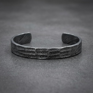 Brazalete de acero de Damasco forjado a mano / Brazalete vikingo martillado, Anillo de juramento nórdico moderno, Regalo de joyería