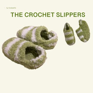 Peut inclure: Une paire de chaussons au crochet à rayures vertes et blanches, avec une paire de dessus de chaussons assortis. Le texte "THE CROCHET SLIPPERS" est affiché en vert. Les chaussons semblent doux et confortables.
