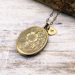 Floral Locket Necklace, Photo Locket, Gift for Mom, Oval Locket, Gift for Anniversary, Personalized Necklace, Initial Jewelry, Gift for Teen