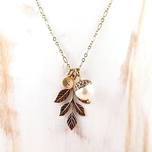 Collar de bellota con perla, joya de recuerdo, regalo para mamá, joya personalizada, collar de hoja, joya con inicial, collar de otoño