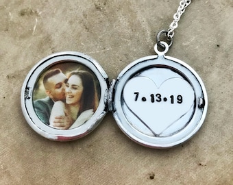 Gepersonaliseerde foto medaillon HALSKETTING, hart medaillon, datum sieraden, zilveren medaillon HALSKETTING, aandenken cadeau voor haar, verjaardag medaillon