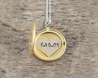 Medaglione d'oro con inserto di foto e cuore, gioielli per la mamma, collana con data stampata a mano, regalo personalizzato, regalo per la data del matrimonio