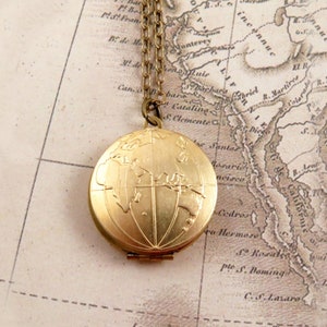 Collier globe, médaillon globe, cadeau de fin d'études secondaires, collier carte, médaillon photo, collier envie de voyager, bijoux carte, cadeau universitaire
