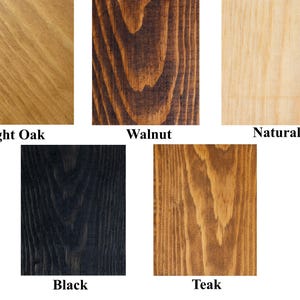 Pu&ograve; includere: Una collezione di campioni di legno che mostrano varie finiture. I campioni includono Light Oak, Walnut, Natural, Black e Teak. Ogni campione mostra le venature e le variazioni di colore del legno.