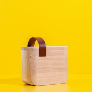 Taburete compacto de madera para estanterías de casa y cocina, hecho a mano con asa de cuero.