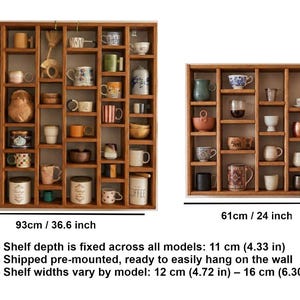 Pu&ograve; includere: Due scaffali in legno, uno largo 93 cm e alto 93 cm, l'altro largo 61 cm e alto 61 cm. Ogni scaffale ha pi&ugrave; scomparti pieni di tazze e oggetti decorativi. Il testo sull'immagine dice che la profondit&agrave; dello scaffale &egrave; di 11 cm.