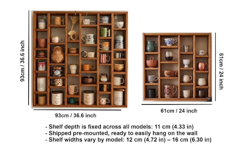 Pu&ograve; includere: Due scaffali in legno, uno largo 93 cm e alto 93 cm, l'altro largo 61 cm e alto 61 cm. Ogni scaffale ha pi&ugrave; scomparti pieni di tazze e oggetti decorativi. Il testo sull'immagine dice che la profondit&agrave; dello scaffale &egrave; di 11 cm.