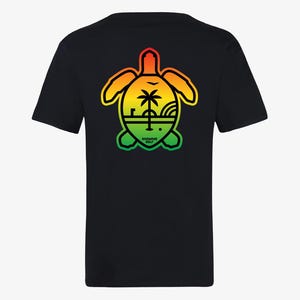 Peut inclure: T-shirt noir avec un graphique coloré d'une tortue avec un palmier et des vagues océaniques à l'intérieur de la carapace. Le texte "Sideways Golf" est à l'intérieur de la carapace de la tortue.
